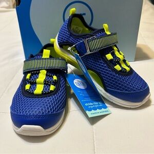 New boys Stride Rite 360 water shoes. Size 10